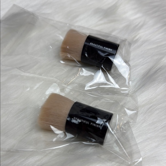 bareMinerals BEAUTIFUL FINISH FOUNDATION BRUSH Makeup Brush Set - Black and Tan - Picture 3 of 11